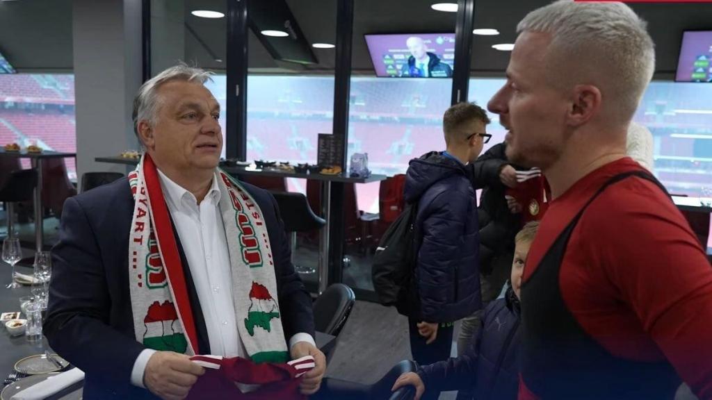 Primeiro-ministro Húngaro usa cachecol com símbolo revisionista em jogo de futebol (Foto: Twitter)