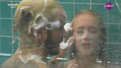 Miguel Vicente e Bárbara Parada em momento carinhoso no duche - Big Brother