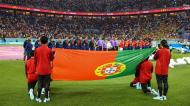 Bandeira de Portugal e os jogadores ao fundo durante os hinos no Portugal-Gana, no Estádio 974
