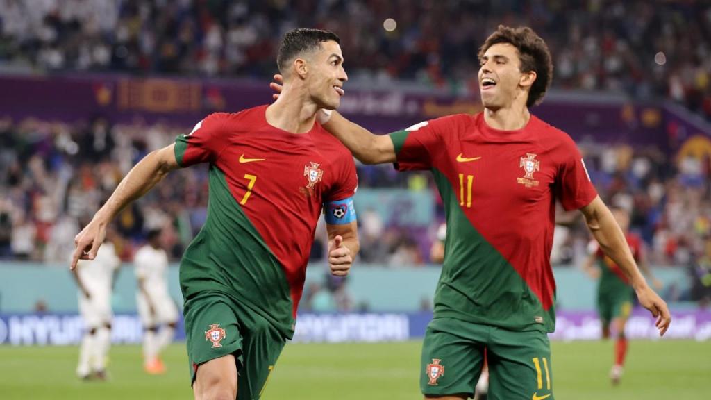Cristiano Ronaldo festeja com João Félix o 1-0 no Portugal-Gana
