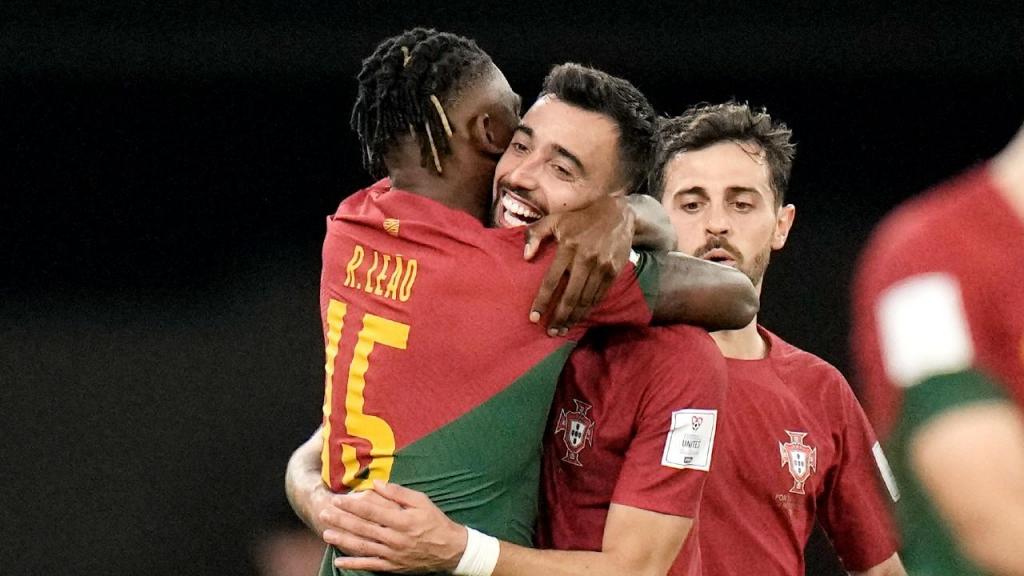 Rafael Leão e Bruno Fernandes festejam o 3-1 no Portugal-Gana