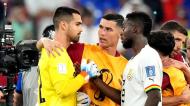 Diogo Costa abraçado por Cristiano Ronaldo equipa no final do Portugal-Gana, após susto que quase deu o 3-3 nos últimos segundos de jogo