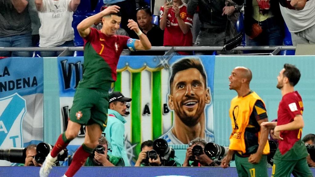 Cristiano Ronaldo festeja o 1-0 no Portugal-Gana, com uma faixa de Lionel Messi na bancada, em pano de fundo