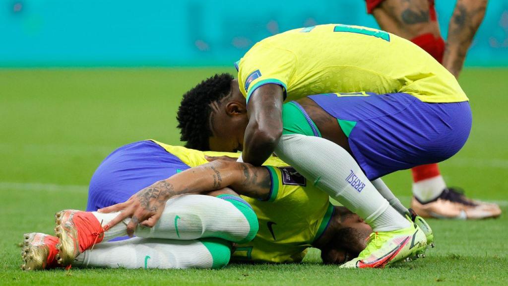 Neymar lesionado no Brasil-Sérvia (EPA)