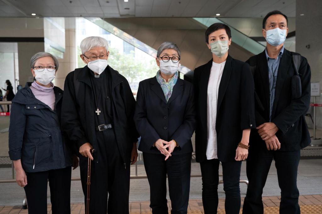Cyd Ho, cardeal Joseph Zen, Margaret Ng, Denise Ho e Hui Po-keung (Associated Press)