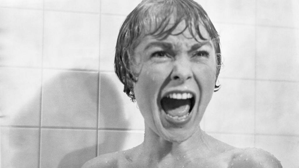 Janet Leigh como Marion Crane no filme "Psycho", de 1960, numa das cenas mais icónicas da história do cinema (Foto: Bettmann via Getty Images)