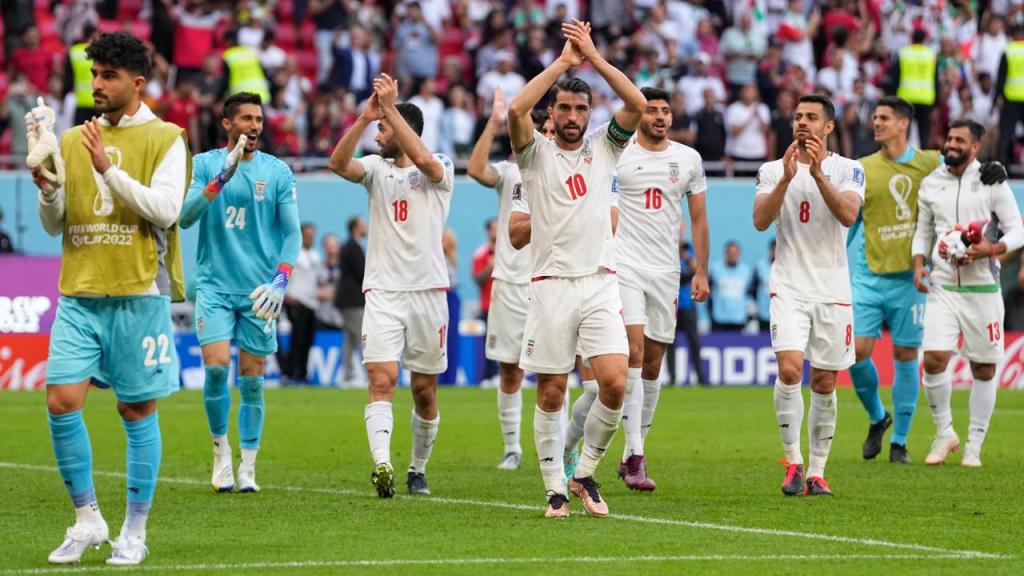 Jogadores do Irão agradecem apoio do público após o jogo com o País de Gales