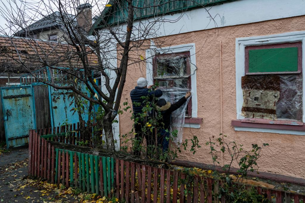 Autoridades recolhem corpos em Kherson, após ataques russos à cidade (AP Photo)