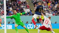 A finalização de Kylian Mbappé a bater Kasper Schmeichel para o 2-1 no França-Dinamarca