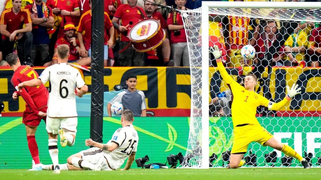 Álvaro Morata bate Manuel Neuer para o 1-0 no Espanha-Alemanha