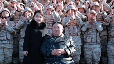 Coreia do Norte: filha misteriosa de Kim Jong-un volta a aparecer ao lado do pai - TVI