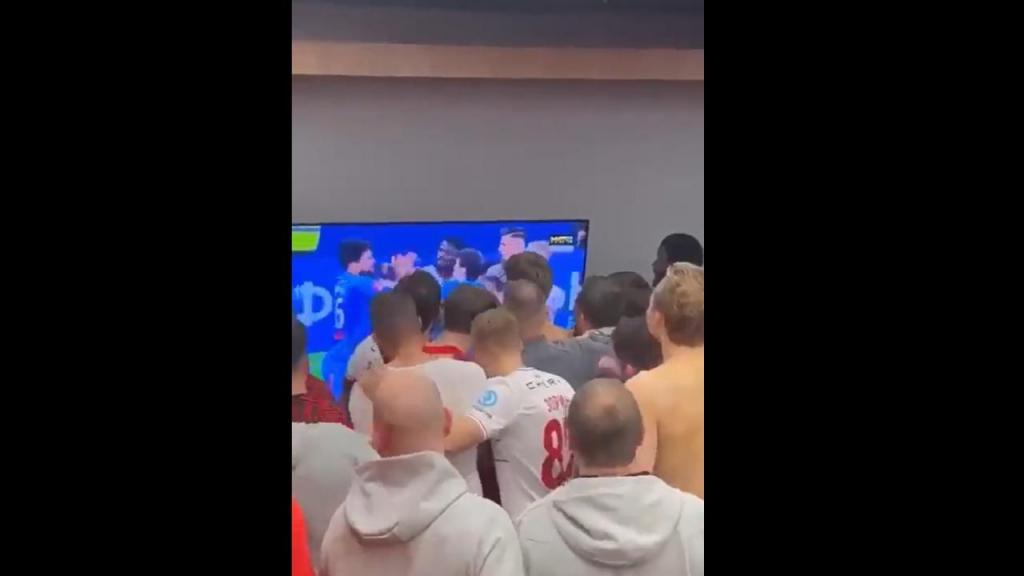 Jogadores do Spartak celebram soco de colega a jogador do Zenit (Foto: Twitter)