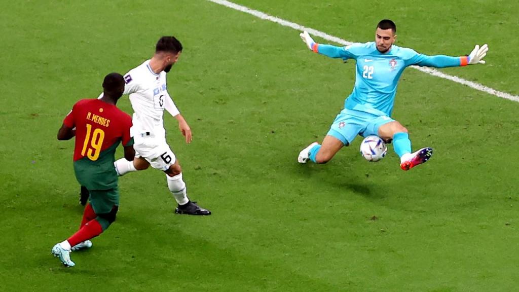 Diogo Costa negou o golo a Bentancur na primeira grande ocasião no Portugal-Uruguai