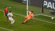 O lance do 1-0 no Portugal-Uruguai: golo foi atribuído a Bruno Fernandes, após esta tentativa de cabeceamento de Cristiano Ronaldo