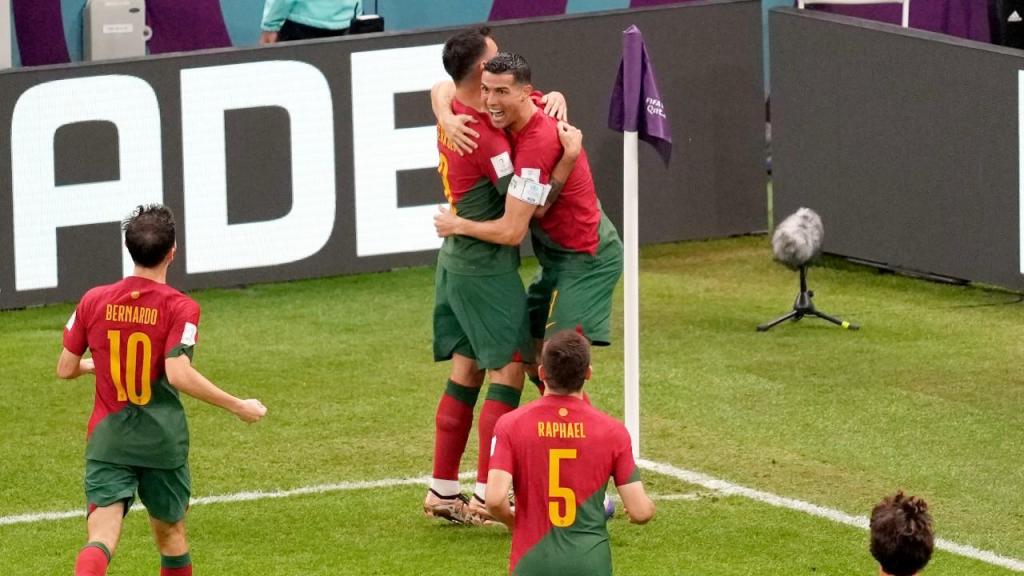 Cristiano Ronaldo abraça Bruno Fernandes, nos festejos do 1-0 no Portugal-Uruguai