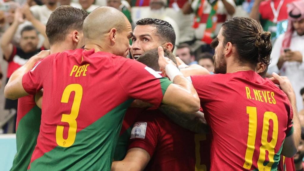 Pepe, Cristiano Ronaldo, Rúben Neves e restantes jogadores festejam golo de Portugal ante o Uruguai