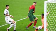 O lance do 1-0 no Portugal-Uruguai: golo foi atribuído a Bruno Fernandes, após esta tentativa de cabeceamento de Cristiano Ronaldo