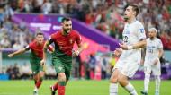 Bruno Fernandes festeja o 2-0 no Portugal-Uruguai, perante a desilusão de Sebastián Coates