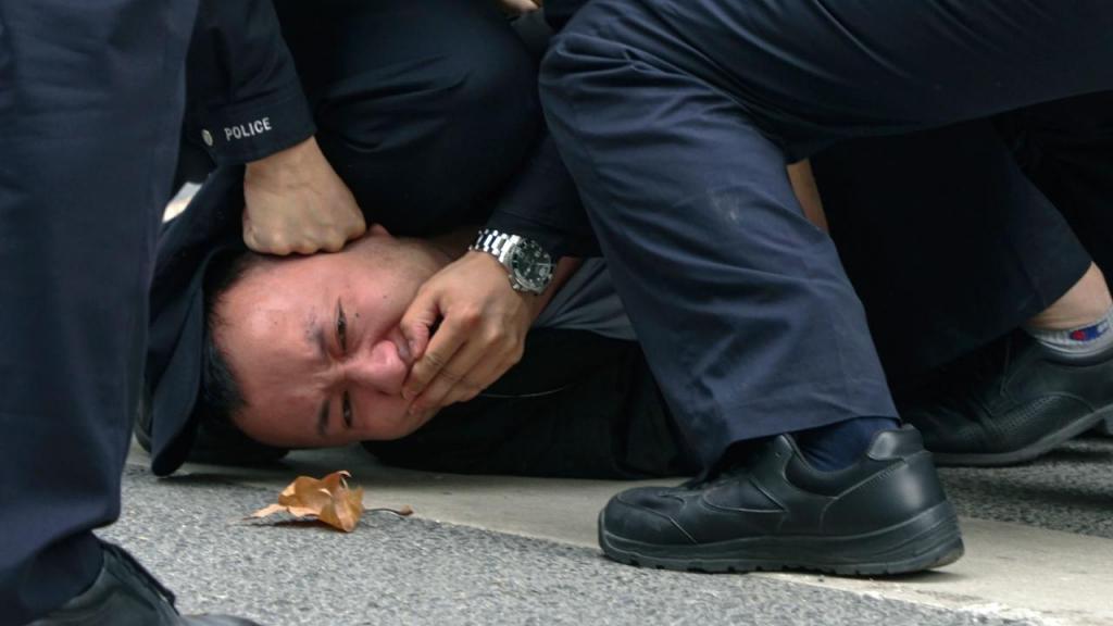 Manifestante detido pela polícia, em Xangai, num protesto a 27 de novembro de 2022