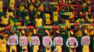Adeptos do Senegal com o 19 nas costas, durante o jogo com o Equador, em homenagem a Papa Bouba Diop