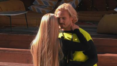 Bárbara Parada e Miguel Vicente dançam agarrados em momento romântico - Big Brother
