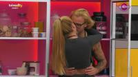 Miguel e Bárbara trocam beijos quentes, enquanto o resto do grupo dança animado - Big Brother