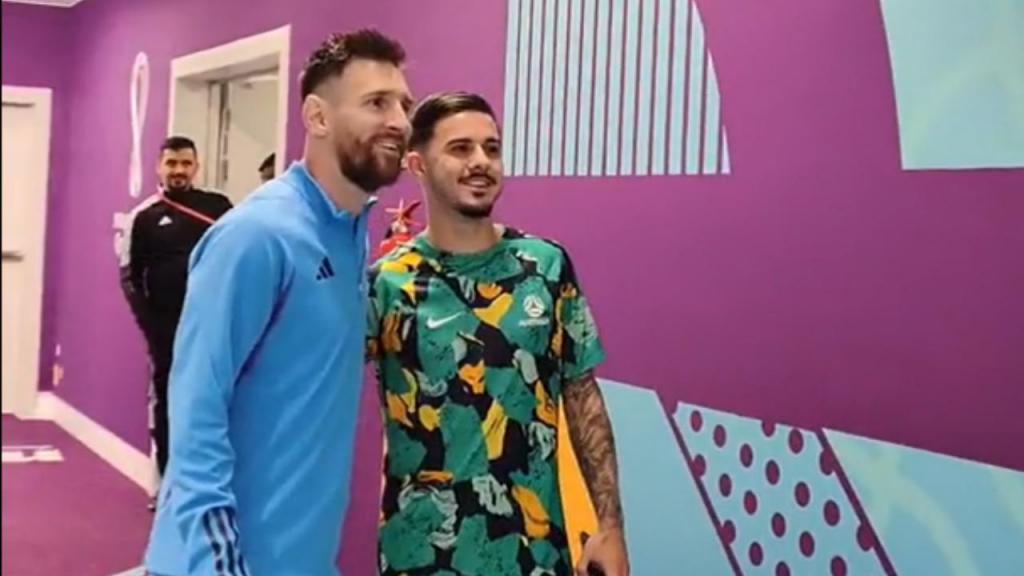 Jogadores da Austrália fazem fila para tirar fotografias com Messi