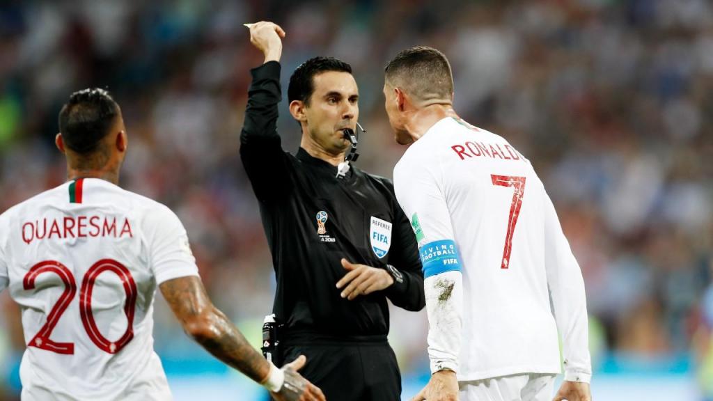 César Ramos mostra cartão amarelo a Cristiano Ronaldo no Uruguai-Portugal, do Mundial 2018