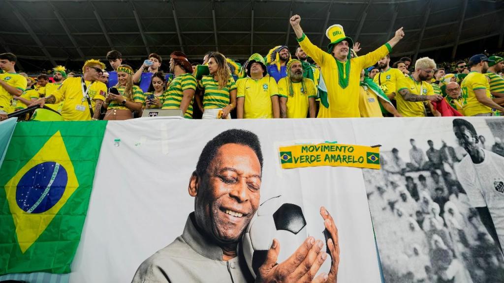 Adeptos do Brasil no jogo contra a Coreia do Sul, com uma faixa de apoio a Pelé