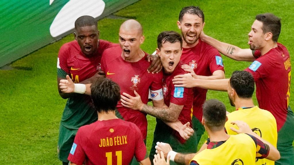 William Carvalho, Pepe, Otávio, Bernardo Silva e Raphael Guerreiro festejam o 2-0 no Portugal-Suíça, apontado por Pepe