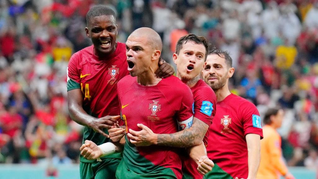 William Carvalho, Pepe, Otávio e Bernardo Silva festejam o 2-0 no Portugal-Suíça, apontado por Pepe