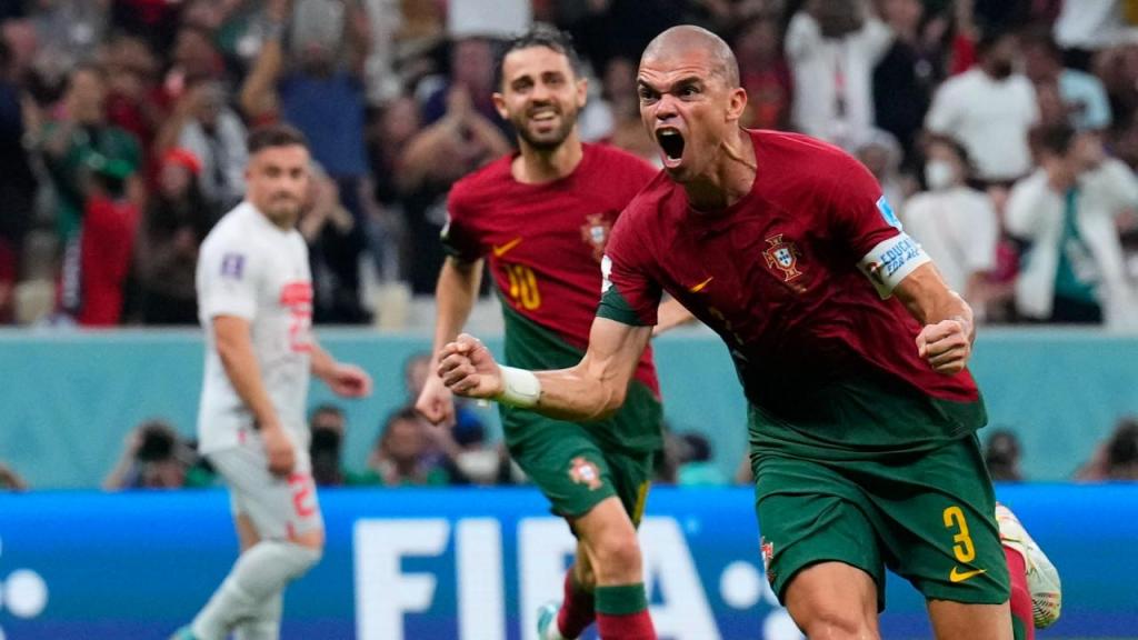 Pepe festeja o 2-0 no Portugal-Suíça