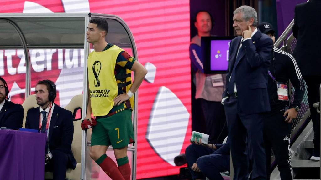 Ar mais sério de Cristiano Ronaldo, de pé no banco, perto de Fernando Santos, no Portugal-Suíça