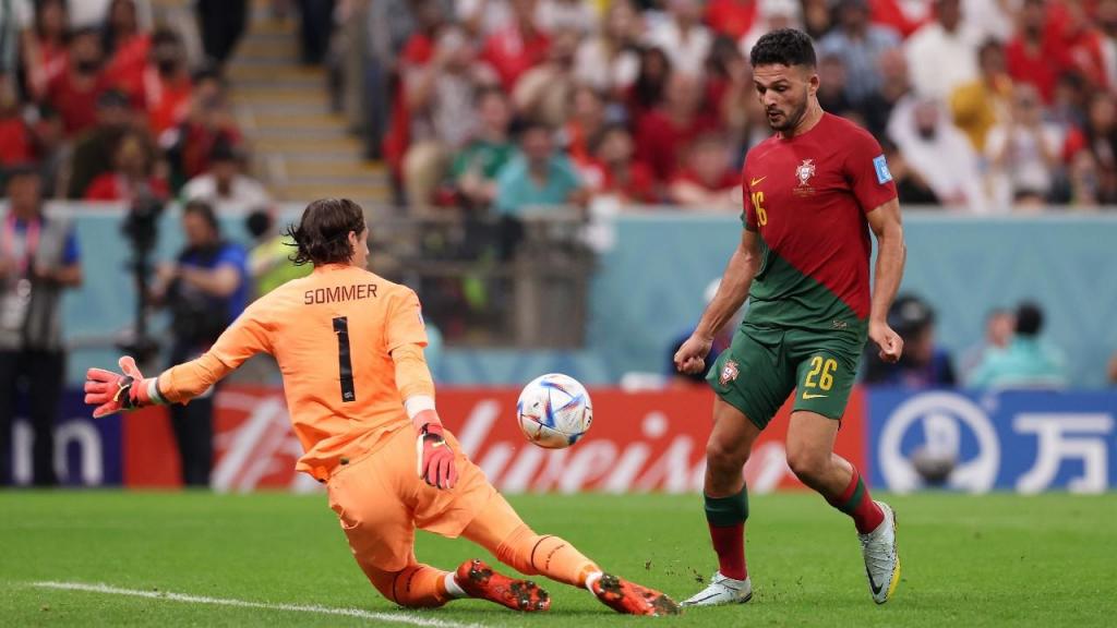 Gonçalo Ramos pica a bola perante Yann Sommer para o seu hat-trick e o 5-1 no Portugal-Suíça