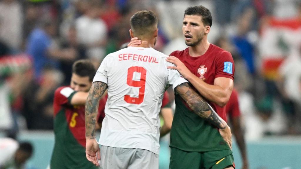 Haris Seferovic e Rúben Dias cumprimentam-se após o Portugal-Suíça