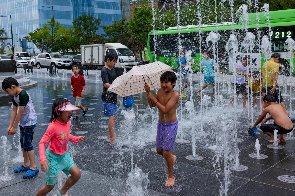 Crianças brincam na Praça Gwanghwamun em Seul, Coreia do Sul, a 17 de agosto Foto Chris Jung Nur Photo Getty Images