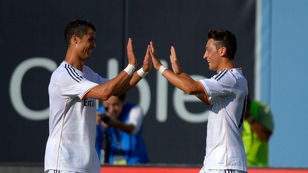 Cristiano Ronaldo e Mesut Ozil (AP Photo/Mark J. Terrill)
