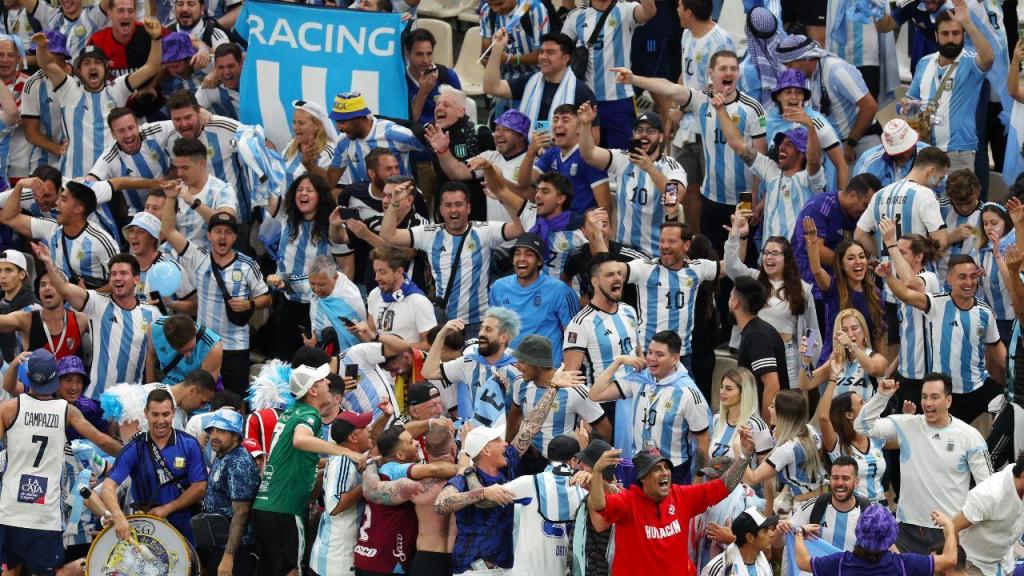 Adeptos da Argentina celebram, antes do jogo com os Países Baixos, a eliminação do Brasil
