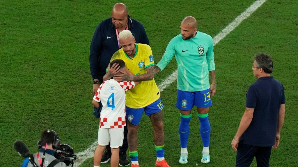 Neymar abraça filho do croata Perisic após a eliminação do Brasil do Mundial 2022