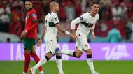 Cristiano Ronaldo entra para o lugar de Ruben Neves