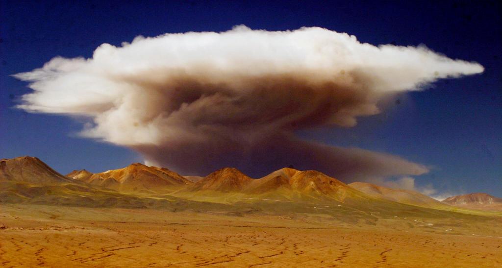 Vulcão Lascar (AP Photo/Raul Bravo)