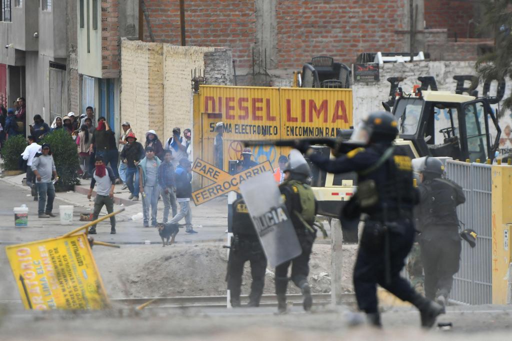 Polícia e manifestantes em violentos confrontos no Peru (Getty Images)