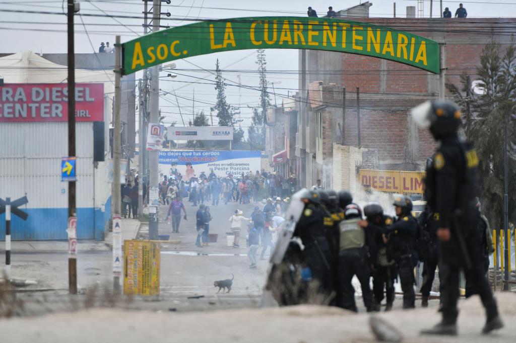 Polícia e manifestantes em violentos confrontos no Peru (Getty Images)