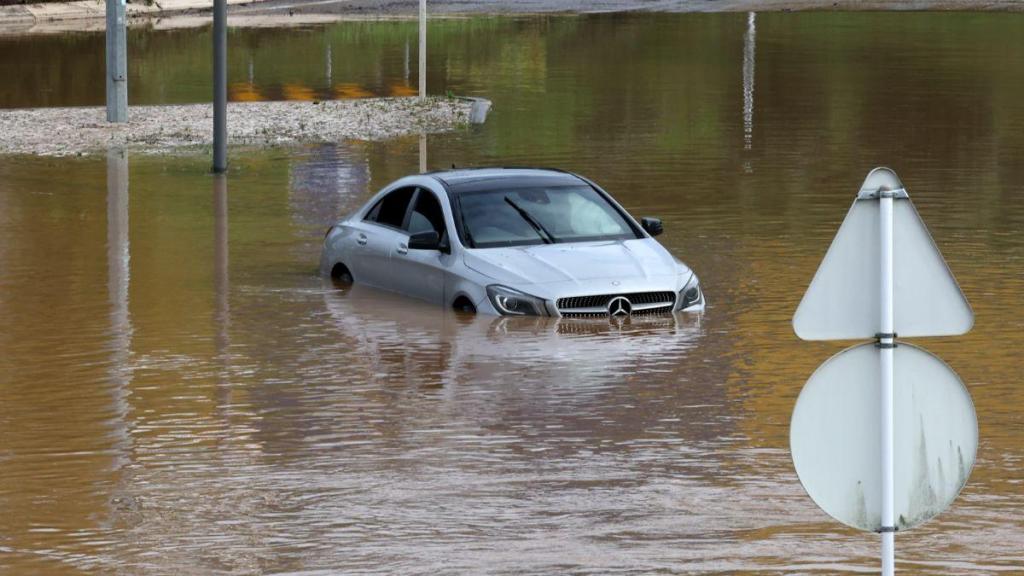 Um veículo particalmente submerso numa entrada inundada, em Lisboa. (João Relvas/Lusa)