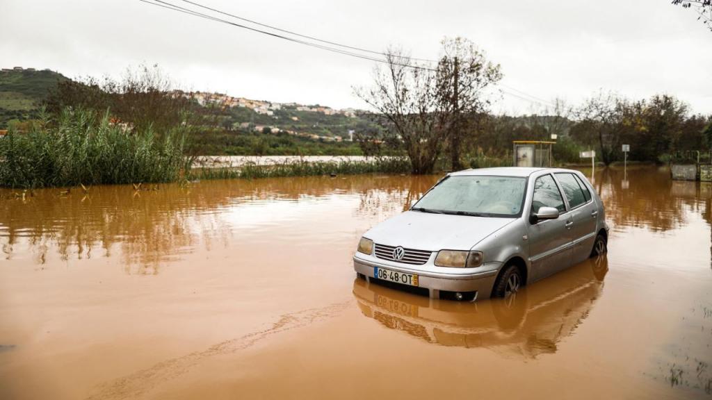 Carro ou mota danificado por inundações? Vê o que fazer (Foto: Carlos Costa/AFP via Getty Images)