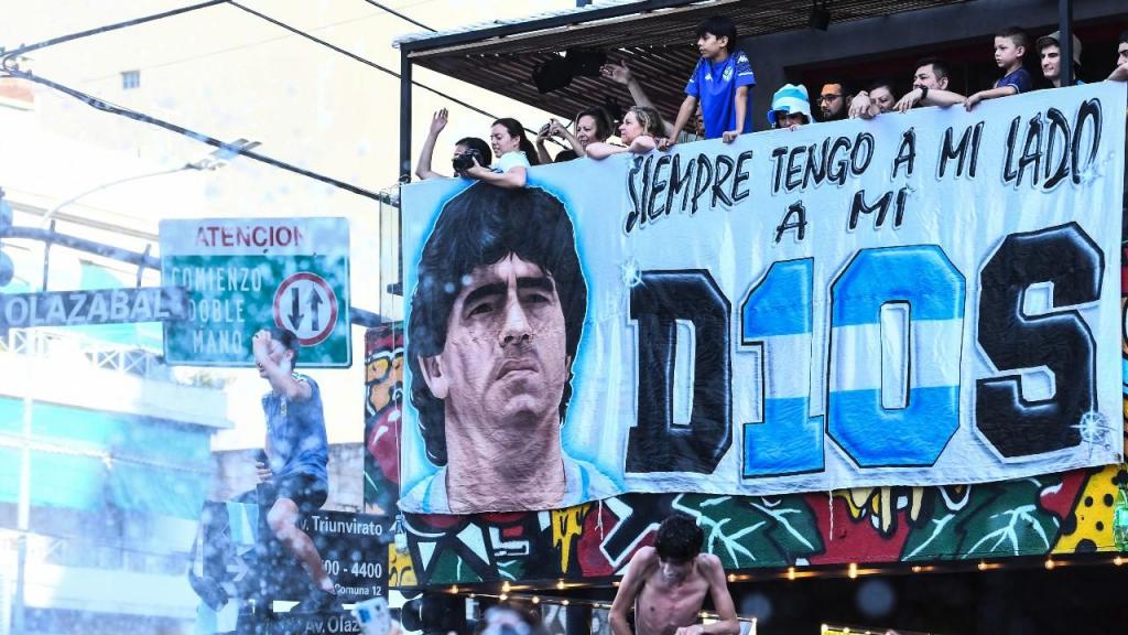 Festejos da vitória da Argentina em Buenos Aires, com faixa alusiva a Maradona (Getty)