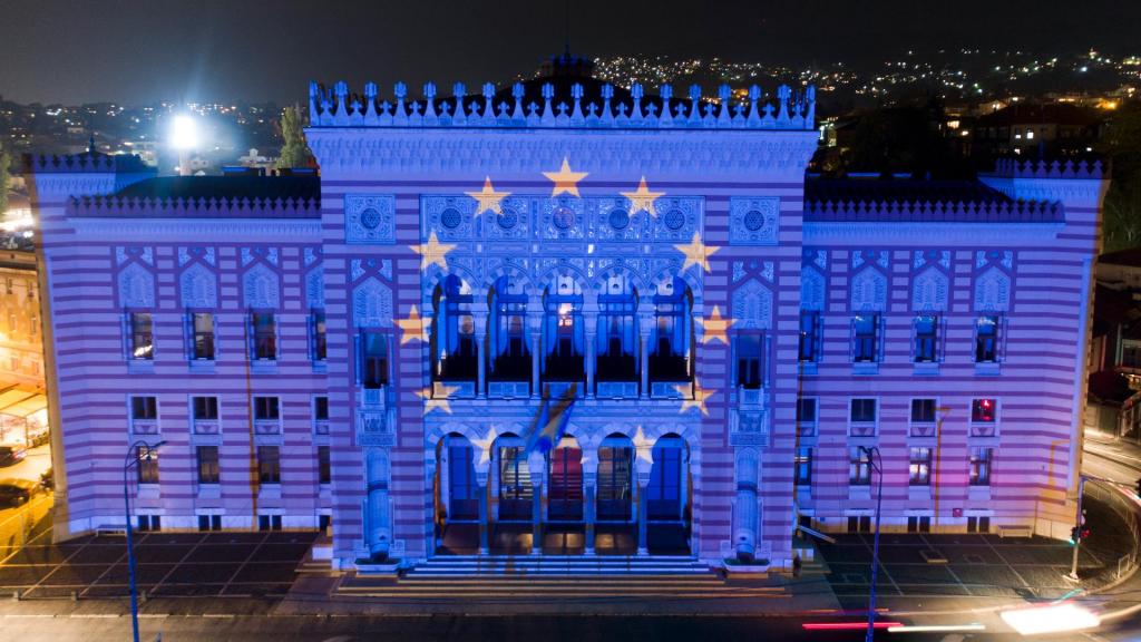 Bandeira da União Europeia projetada na Biblioteca Nacional de Sarajevo, Bósnia e Herzegovina (Armin Durgut/AP)