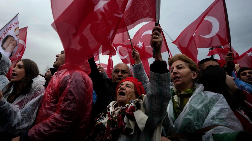 Turcos protestam contra detenção de opositor de Erdogan (Khalil Hamra/AP)
