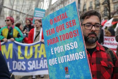 Milhares de pessoas manifestam-se em Lisboa para exigir aumento salarial de 150 euros - TVI