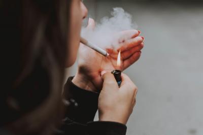 Oito em cada 10 portugueses sentem-se expostos ao tabaco no exterior - TVI